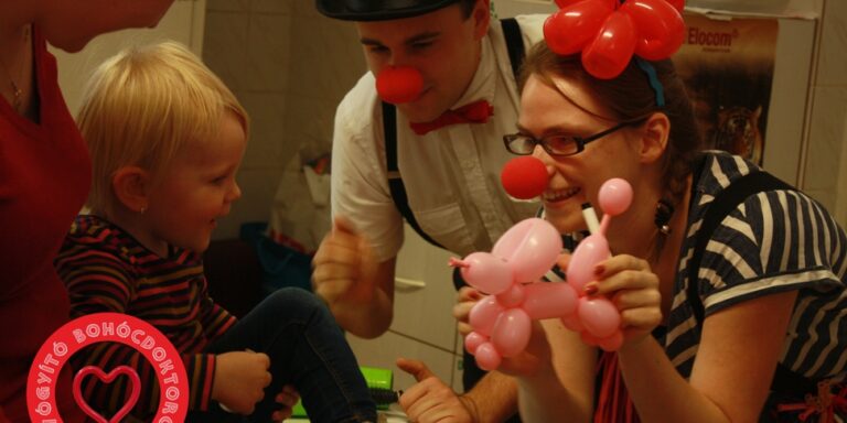 151009_small_01 Gyógyító Bohócdoktorok rendelés közben