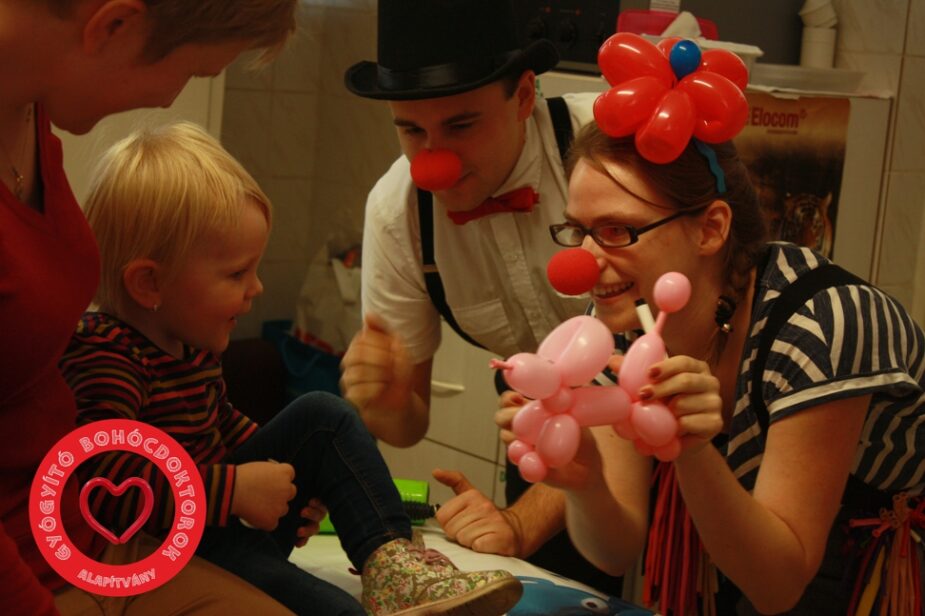 151009_small_01 Gyógyító Bohócdoktorok rendelés közben