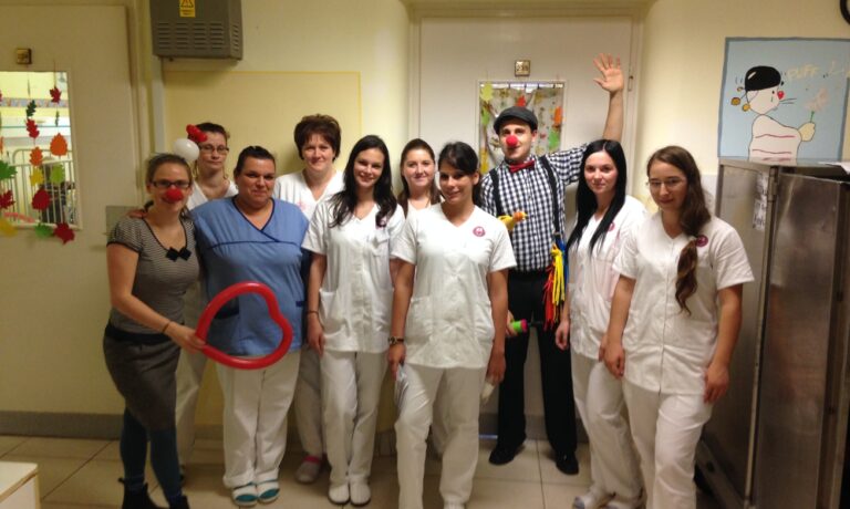 Gyógyító Bohócdoktorok a szegedi Gyermekklinikán