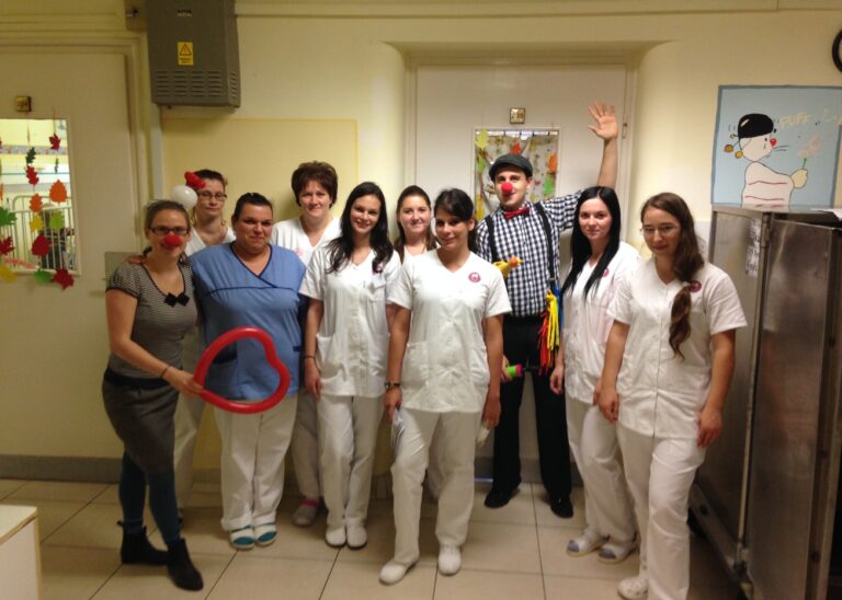 Gyógyító Bohócdoktorok a szegedi Gyermekklinikán