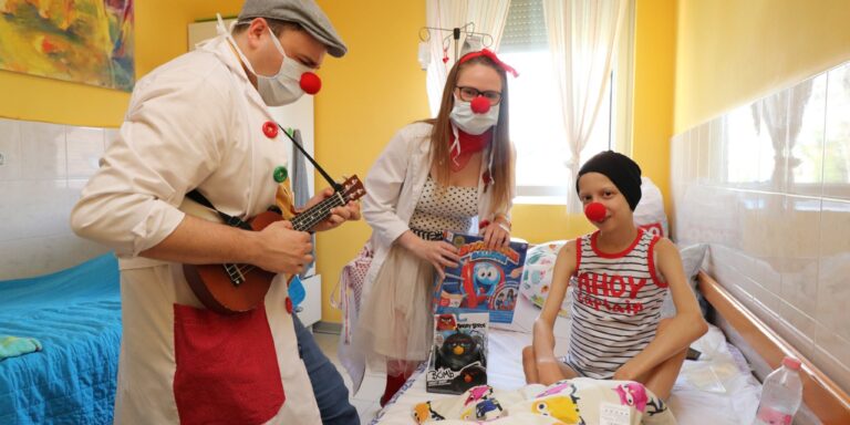 Bohócdoktorok – Mosolykommandó – Piros Orr