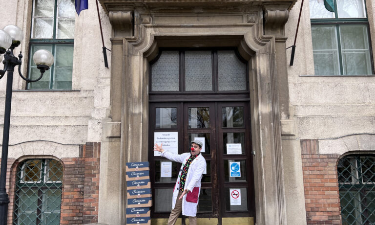 Bohócdoktorok – Mosolykommandó – Piros Orr